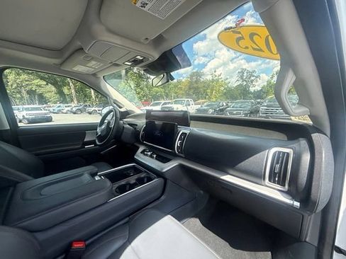 Used 2025 Ford Expedition Active AWD/4WD image 11