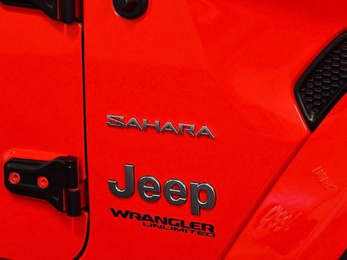 Used 2022 Jeep Wrangler Unlimited Sahara w/ Dual Top Group image 10