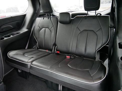 Used 2025 Chrysler Pacifica Limited FWD image 11