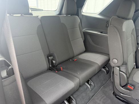 Used 2023 Chevrolet Traverse LT image 23