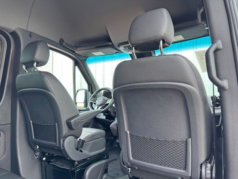 Used 2024 Mercedes-Benz Sprinter 2500 image 34