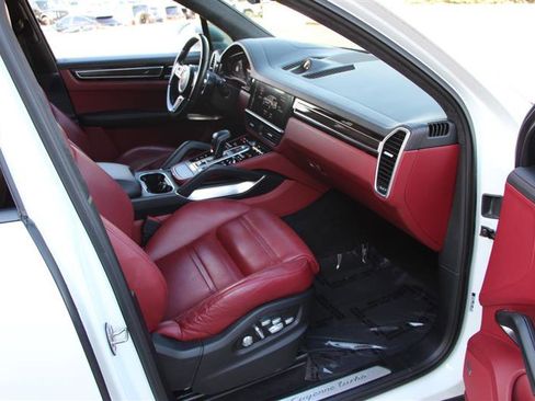 Used 2019 Porsche Cayenne Turbo AWD/4WD image 17