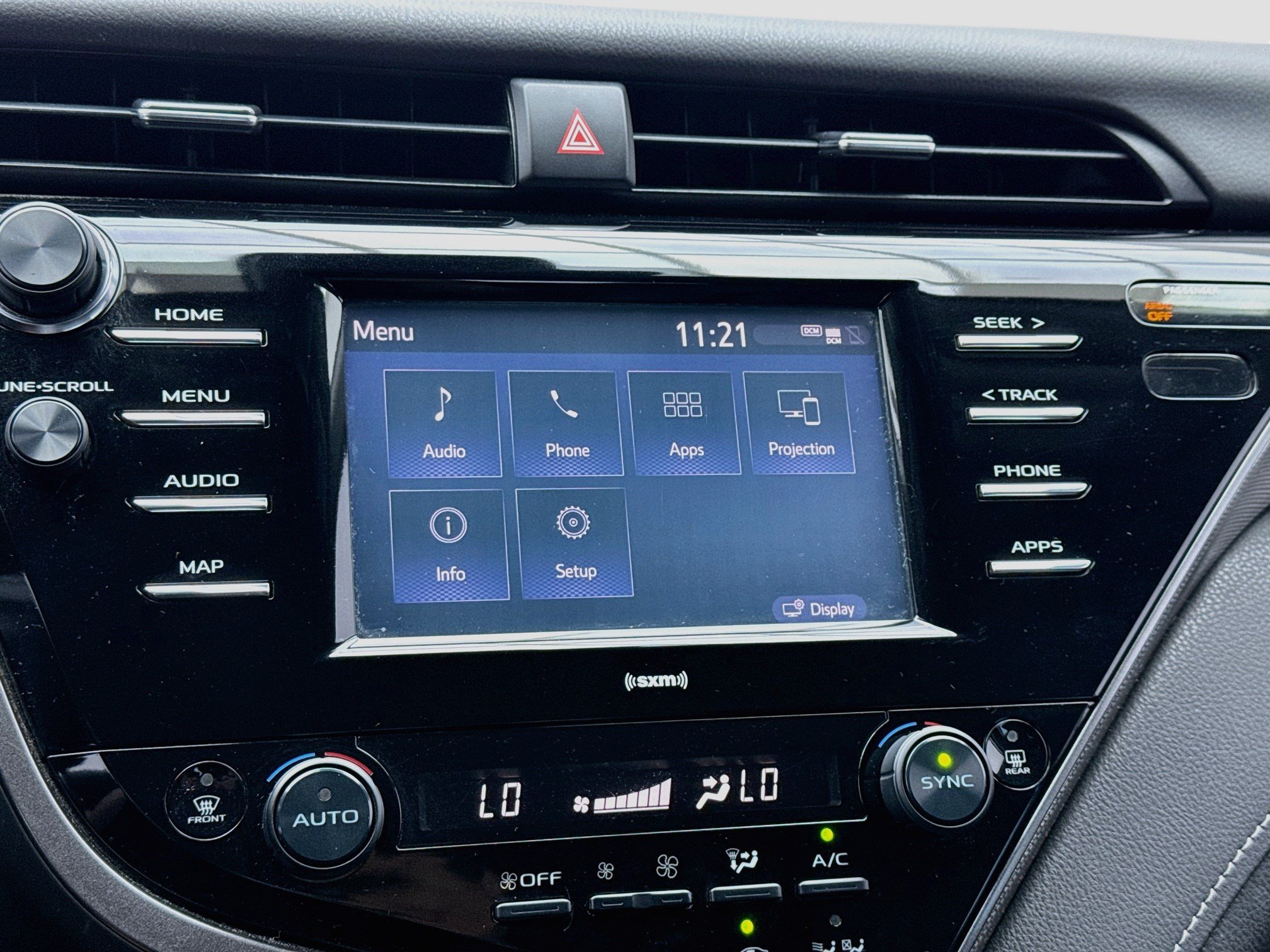 Used 2020 Toyota Camry SE w/ Carpet Mat Package FWD image 9