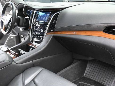 Used 2017 Cadillac Escalade Luxury AWD/4WD image 36