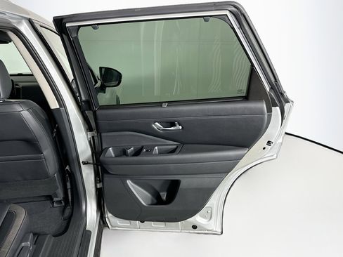 Used 2025 Nissan Pathfinder SL image 32