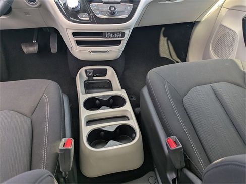 Used 2022 Chrysler Voyager LX image 18