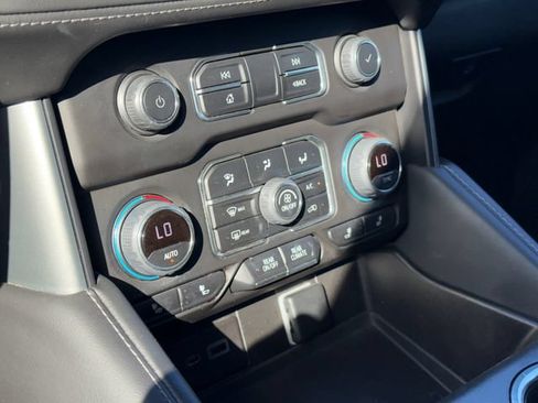 Used 2023 Chevrolet Suburban LT RWD image 17