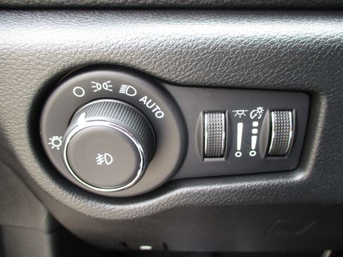 Used 2024 Chrysler Pacifica Limited FWD image 33