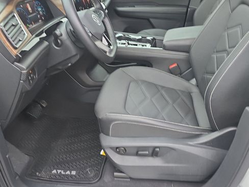 Certified 2025 Volkswagen Atlas SE image 17
