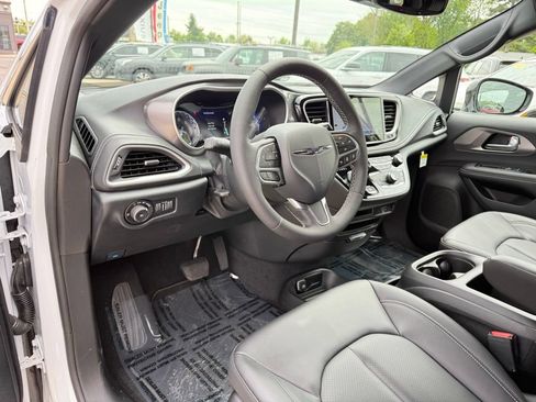 New 2026 Chrysler Pacifica Select AWD/4WD image 14