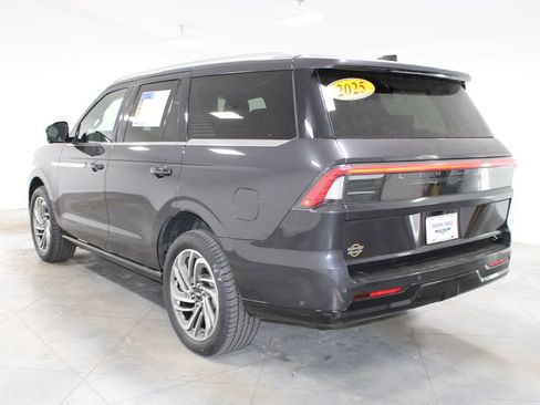 Used 2025 Lincoln Navigator Reserve image 7