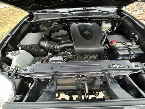 Used 2018 Toyota Tacoma TRD Off-Road w/ Technology Package image 32