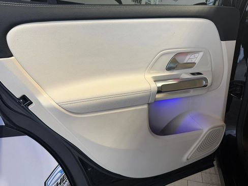 Used 2021 Mercedes-Benz GLB 250 4MATIC w/ Premium Package image 18