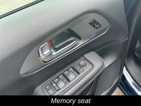 Used 2025 Chrysler Pacifica Select AWD/4WD image 13