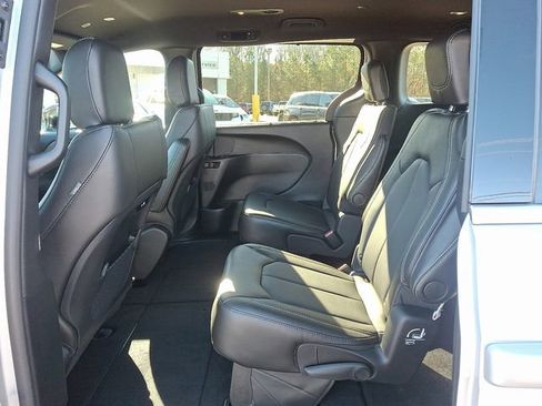 New 2026 Chrysler Pacifica Select image 7