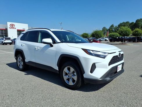 Used 2025 Toyota RAV4 XLE FWD image 2