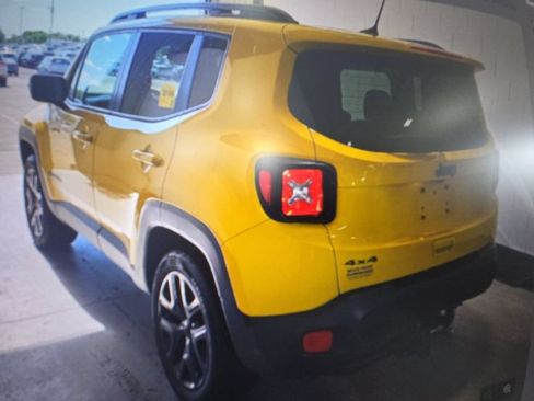 Used 2018 Jeep Renegade Altitude w/ Safety & Security Group AWD/4WD image 3