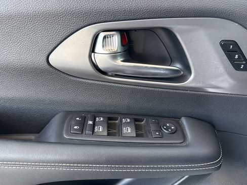 Used 2025 Chrysler Pacifica Select FWD image 11