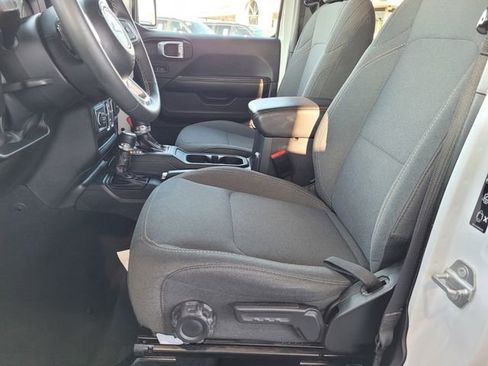 Used 2025 Jeep Wrangler Unlimited Sahara AWD/4WD image 16