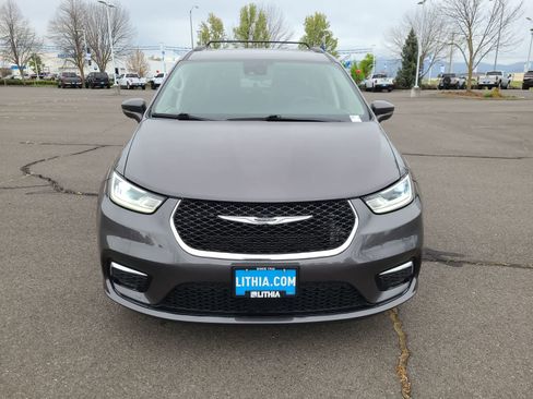 Used 2022 Chrysler Pacifica Touring-L image 14