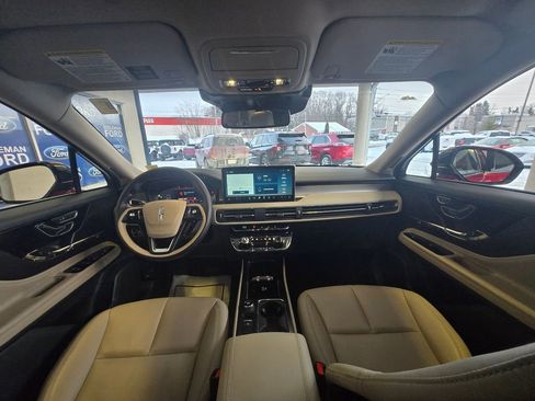 Used 2025 Lincoln Corsair AWD image 24