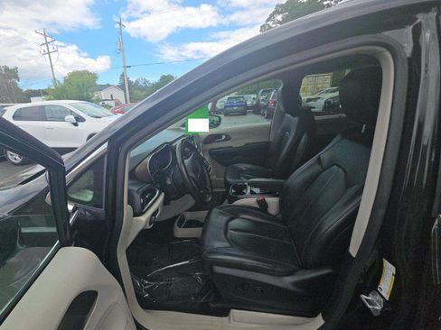 Used 2018 Chrysler Pacifica Touring-L FWD image 3