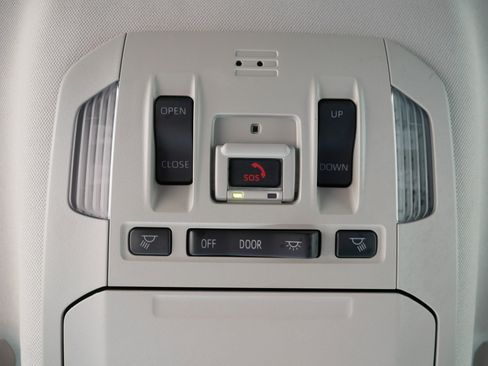 Used 2023 Toyota Highlander XLE AWD/4WD image 32