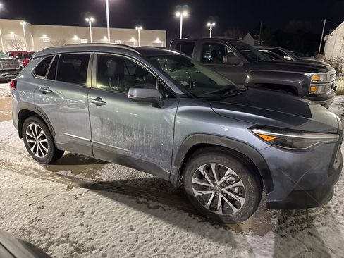 Used 2024 Toyota Corolla Cross XLE image 2