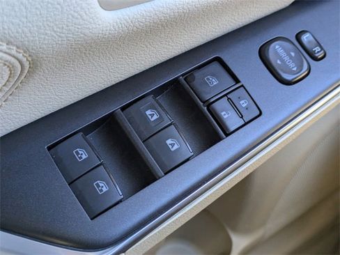 Used 2017 Toyota Camry XLE image 23