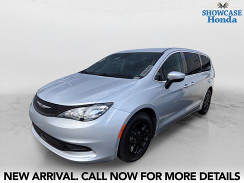 Used 2023 Chrysler Voyager LX FWD image 2