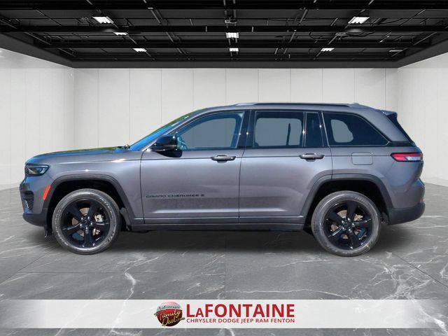 Used 2023 Jeep Grand Cherokee Altitude AWD/4WD image 2