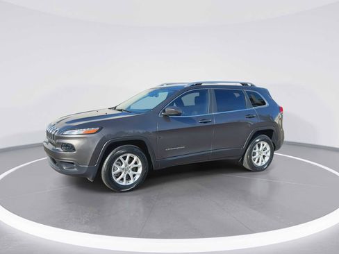 Used 2018 Jeep Cherokee Latitude Plus w/ Comfort/Convenience Group image 4