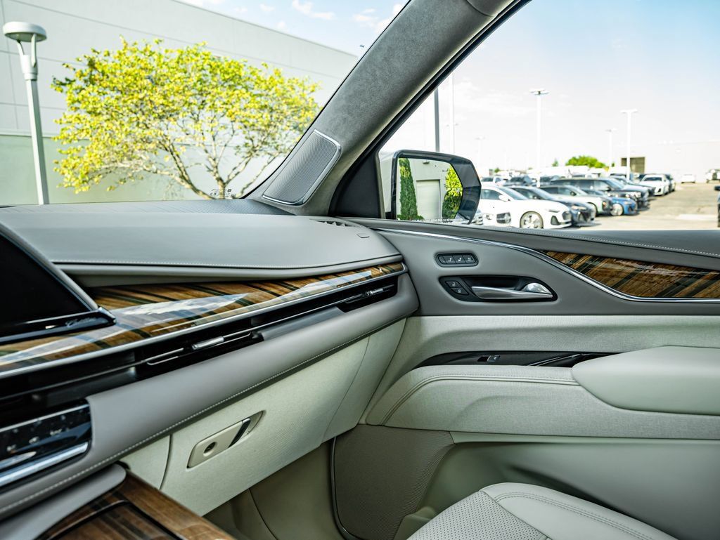 Used 2021 Cadillac Escalade Premium Luxury Platinum w/ Heavy-Duty Trailer Package AWD/4WD image 31