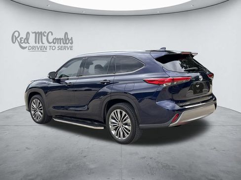 Used 2021 Toyota Highlander Platinum FWD image 3
