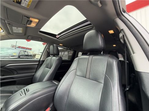Used 2017 Toyota Highlander SE FWD image 20