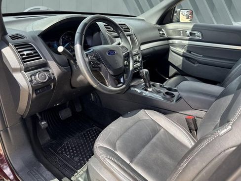 Used 2018 Ford Explorer XLT w/ Equipment Group 202A FWD image 10