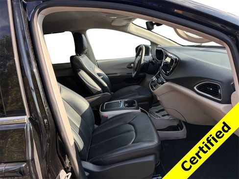 Certified 2024 Chrysler Pacifica Touring-L image 15