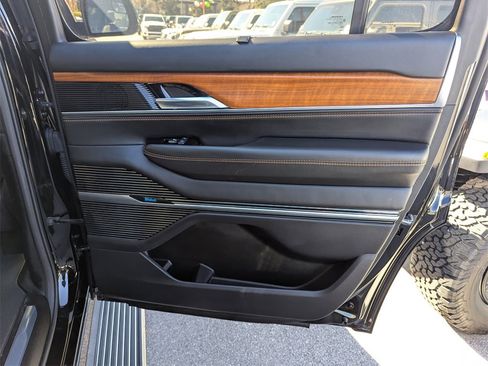 Used 2022 Jeep Grand Wagoneer Series III image 36