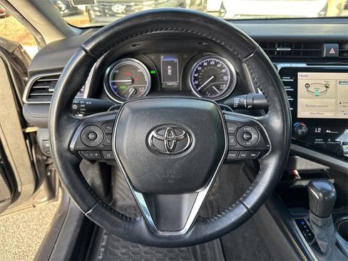 Used 2020 Toyota Camry SE w/ Sunroof Package image 23