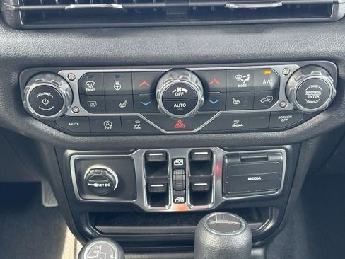 Used 2025 Jeep Gladiator Sport AWD/4WD image 9