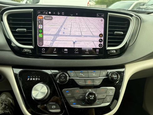 Used 2023 Chrysler Pacifica Touring-L FWD image 18
