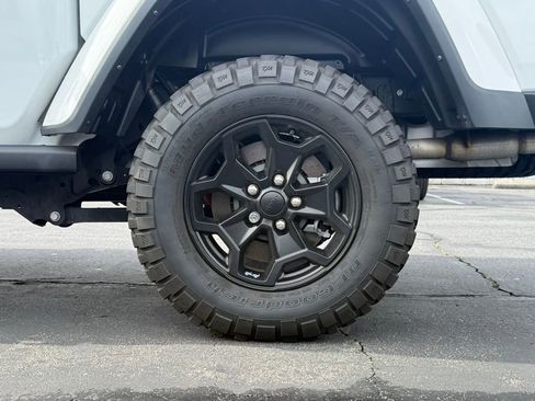 Certified 2023 Jeep Gladiator Willys image 13