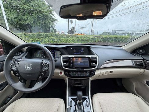 Used 2017 Honda Accord EX-L image 18