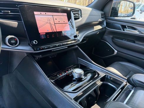 Used 2023 Jeep Wagoneer Series III w/ Preferred Equipment Group image 18