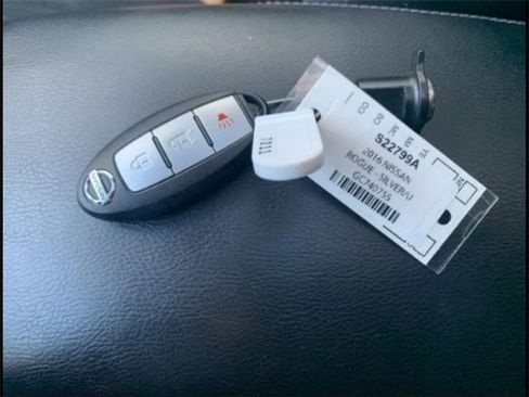 Used 2016 Nissan Rogue SV w/ SV Moonroof Package image 5