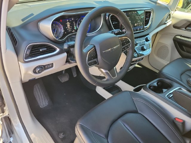 Used 2024 Chrysler Pacifica Touring-L FWD image 9