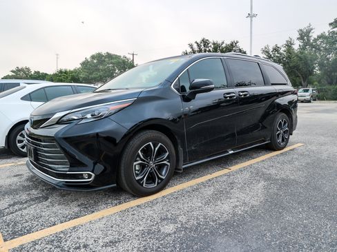 Used 2025 Toyota Sienna Platinum AWD/4WD image 3