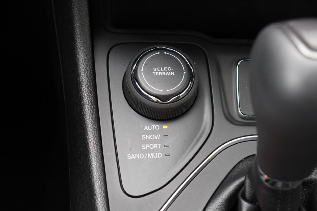 Used 2021 Jeep Cherokee Latitude Lux w/ Comfort/Convenience Group AWD/4WD image 26