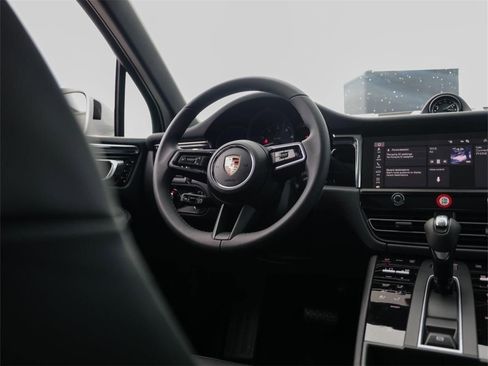 Certified 2025 Porsche Macan AWD/4WD image 25