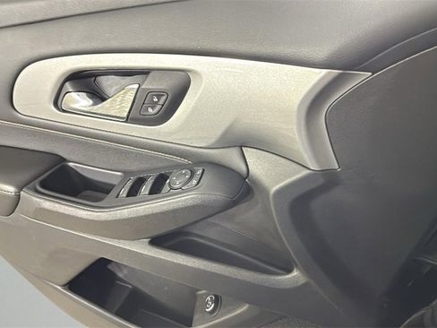 Used 2021 Chevrolet Traverse LT image 24